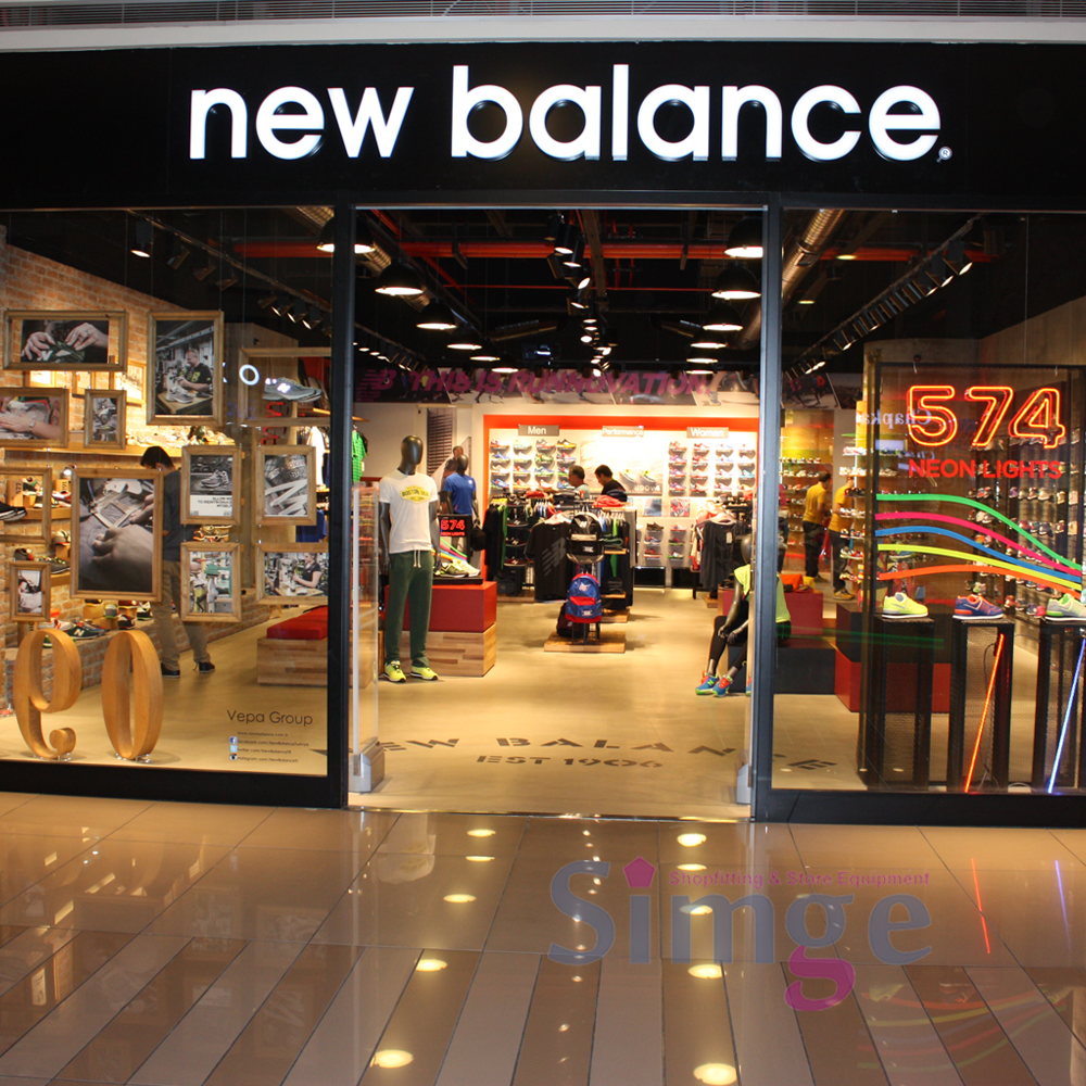 New Balance Mağaza Dekorasyonu Raf Sistemleri
